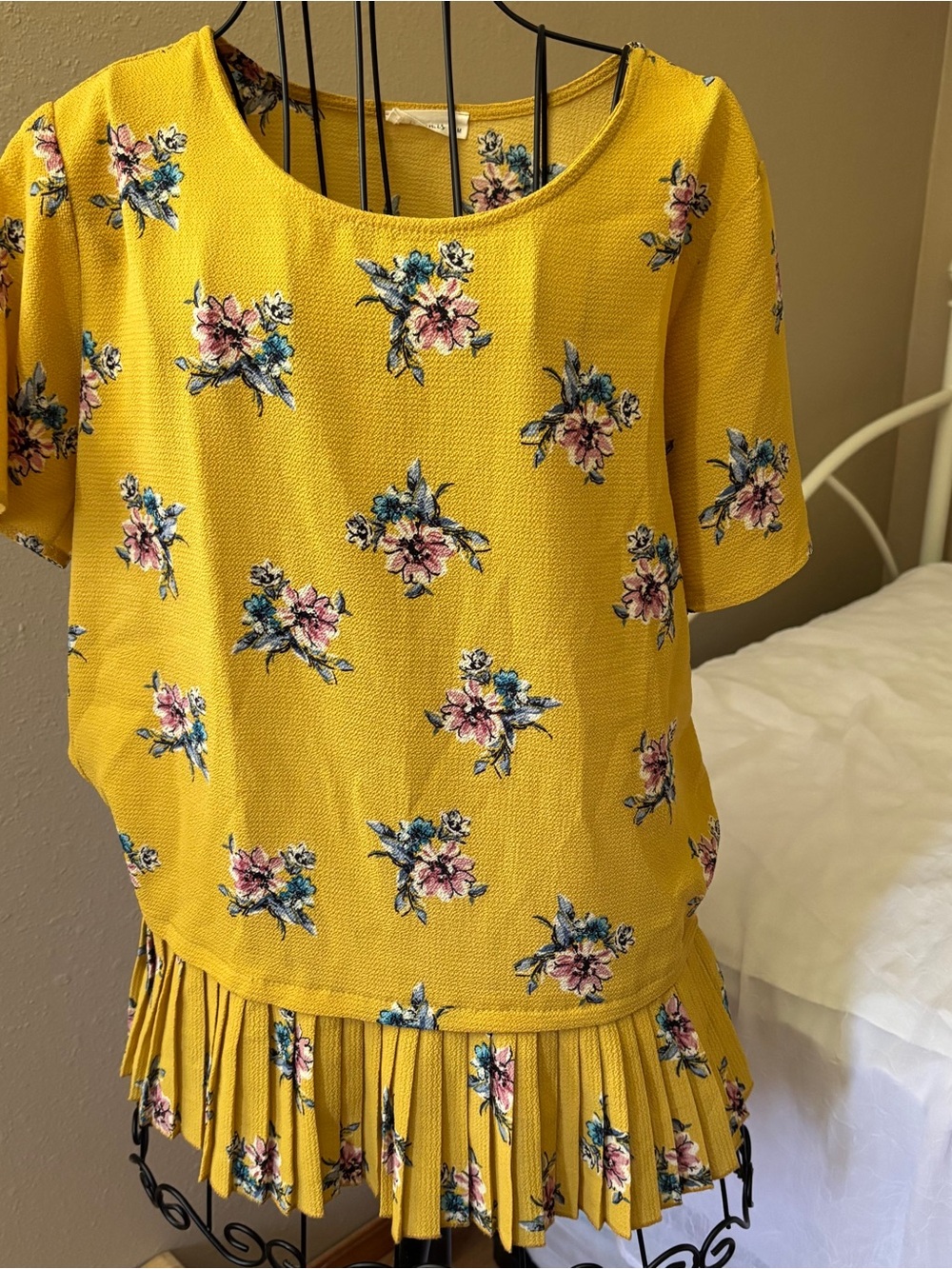 EUC Yellow Floral Short Sleeve blouse with Pleated Hem | Les Amis Womenโs M